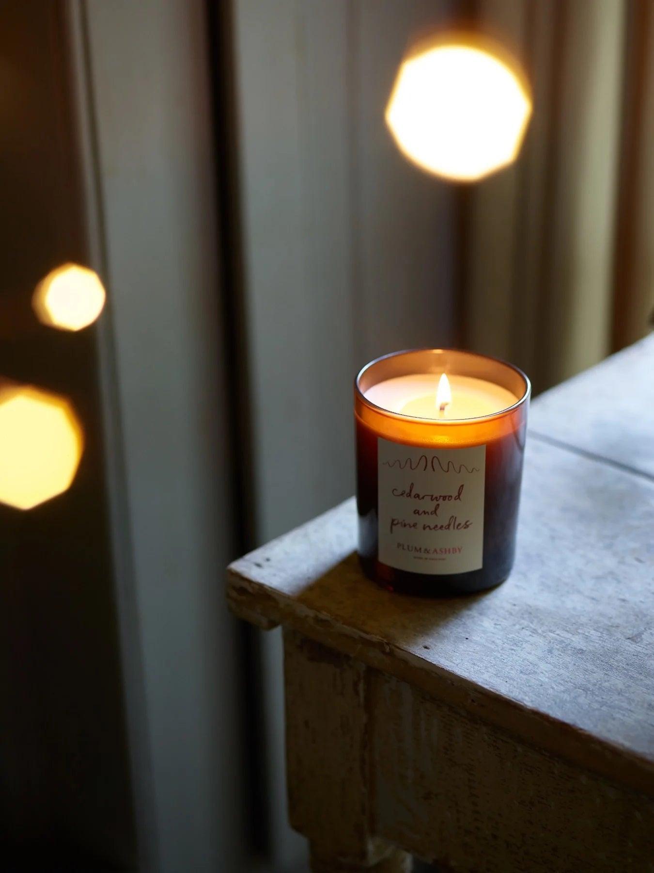 Candle Cedarwood & Pine needles-Acces interiør-Plum & Ashby-Aandahls