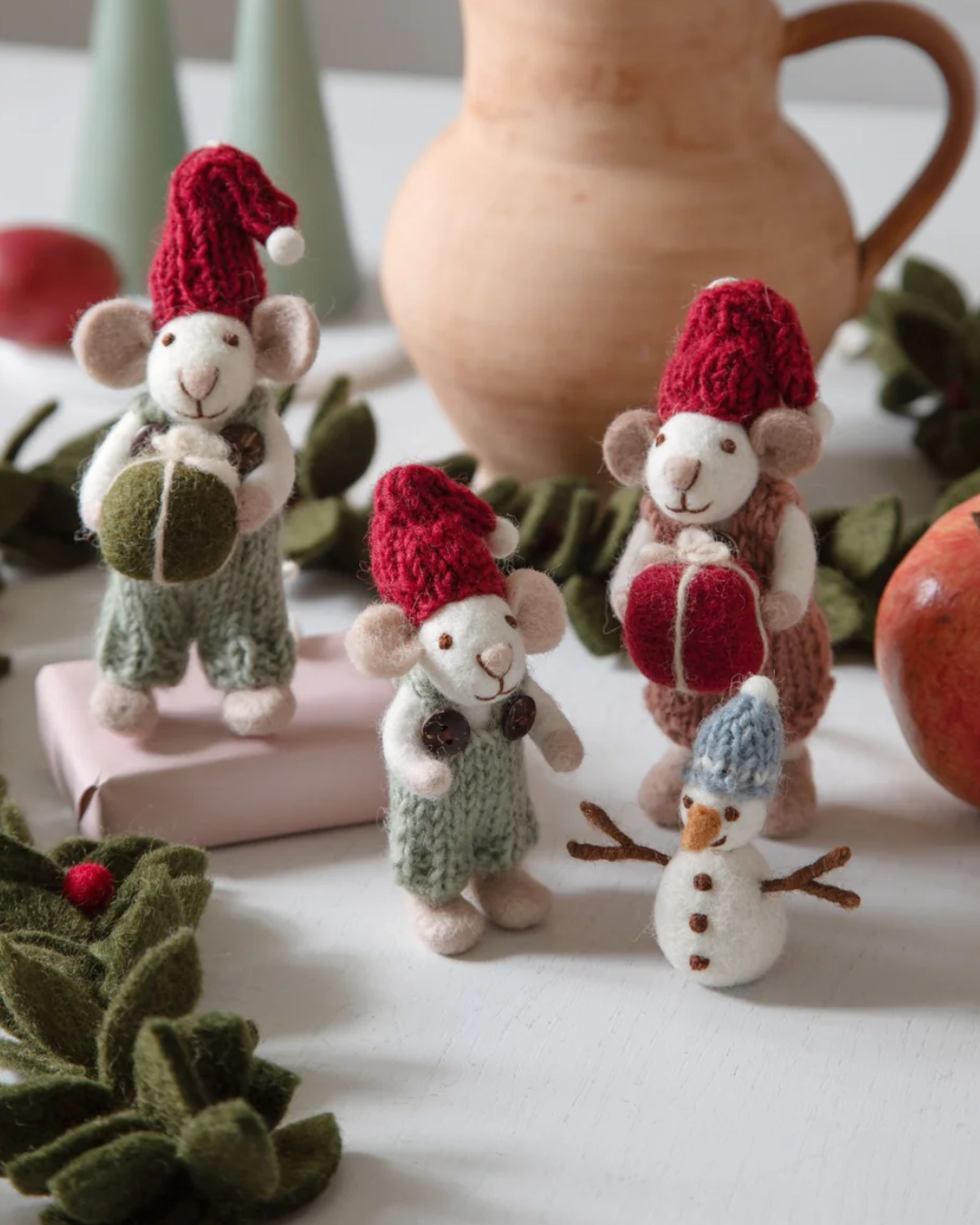 Julemus gutt med strikka bukser og julegave-0 - Interiør-Gry og Sif-Aandahls