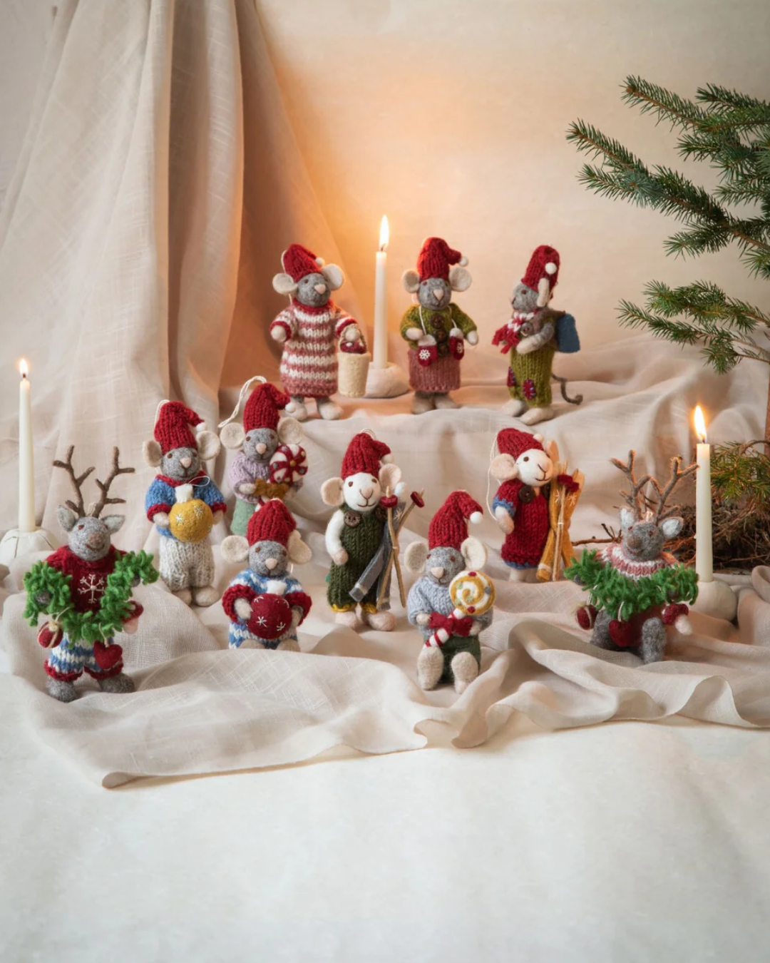 Julemus jente med strikka genser og julegodteri-0 - Interiør-Gry og Sif-Aandahls