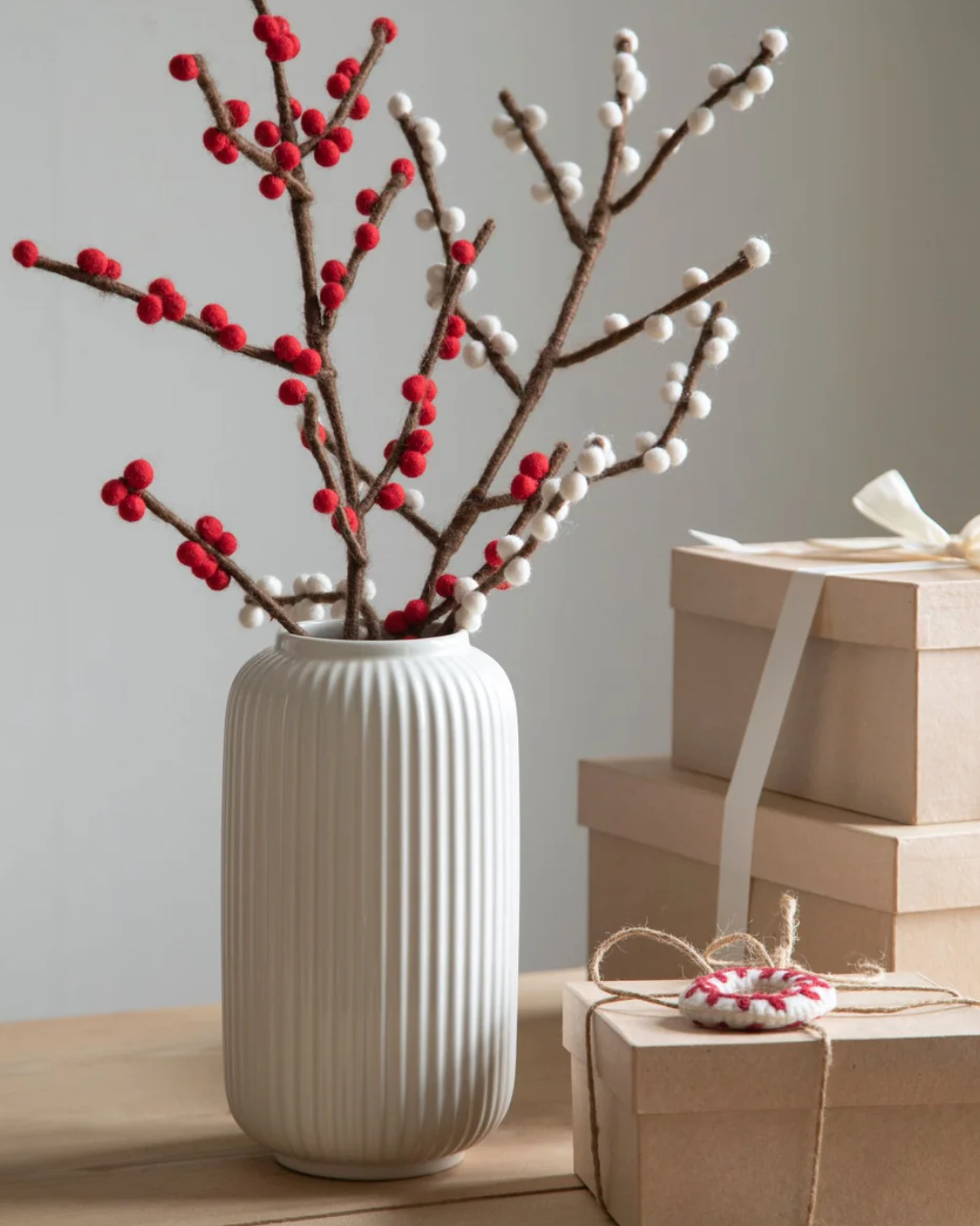 Kvist med røde bær-0 - Interiør-Gry og Sif-Aandahls