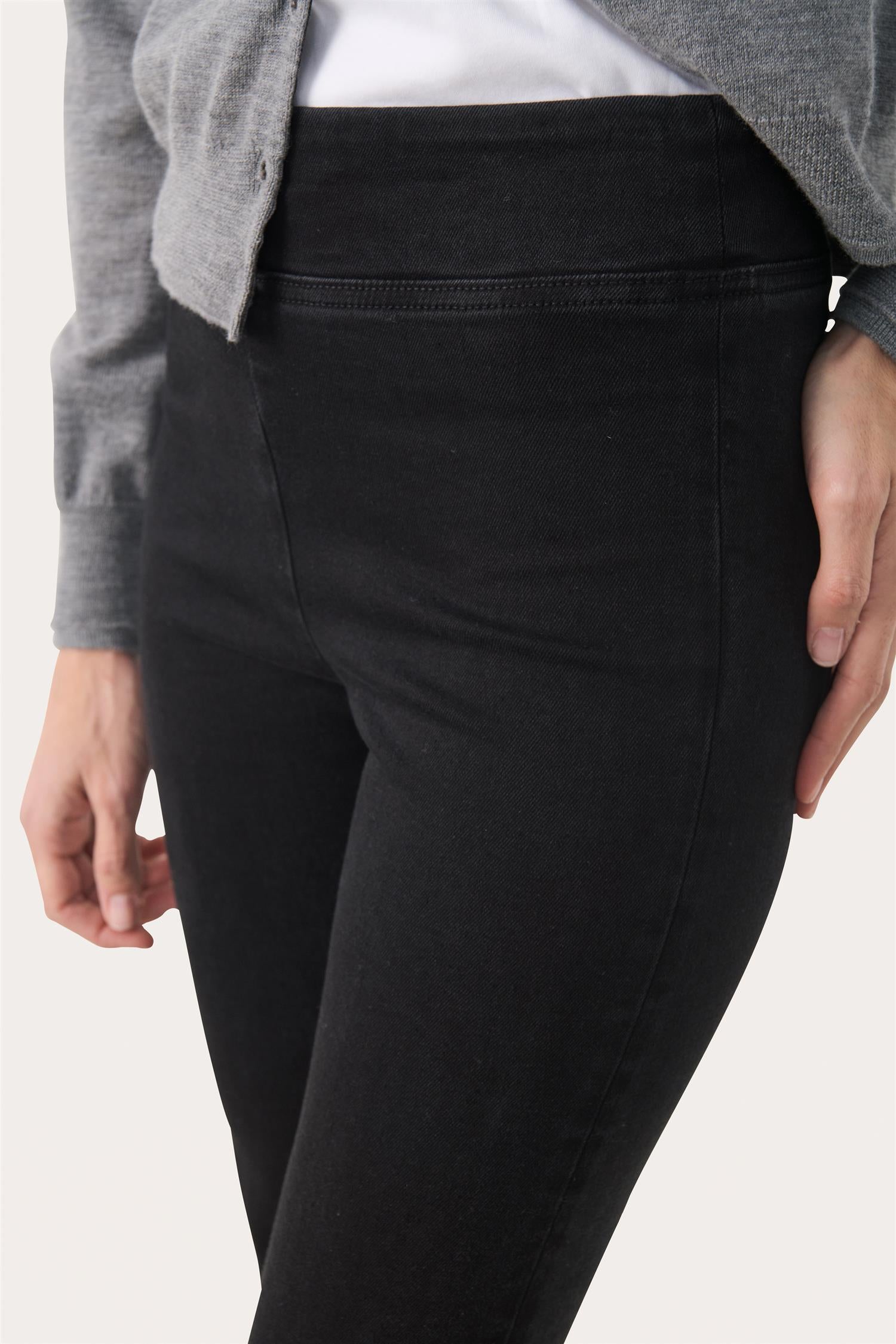 Nikelapw Pa-Bukse-Part Two-Aandahls