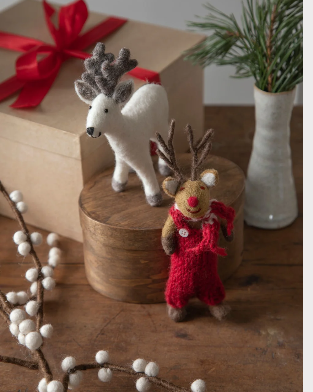 Reinsdyr gutt med strikka bukser og skjerf-0 - Interiør-Gry og Sif-Aandahls