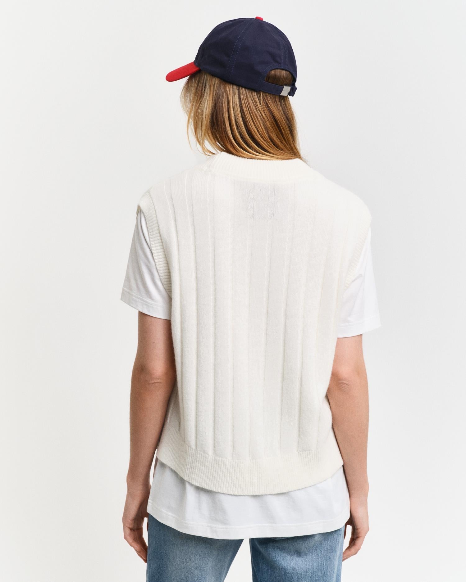 Wide ribbed wool v-neck vest-Vest-Gant-Aandahls