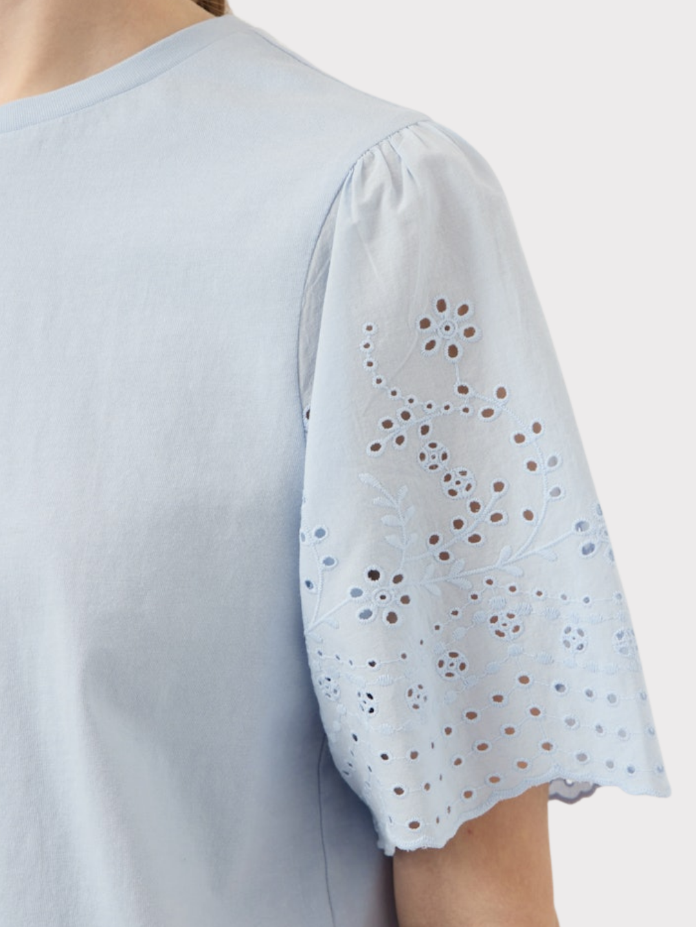 lex Ss Top W. Emb Sleeves-Overdel-YAS-Aandahls
